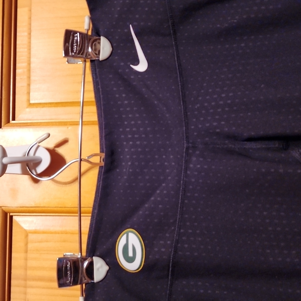 Nike NFL Team Apparel Green Bay Packers leggings.